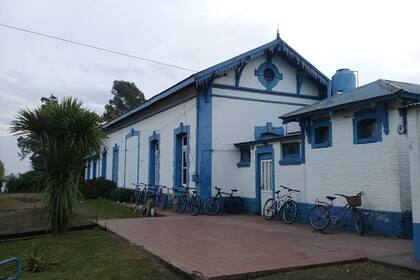 Con las bicicletas de los alumnos de fondo, en la Escuela de la Familia Agraria “Colonia El Pincen”, en Salazar, en el distrito Daireaux, a 450 kilómetros de la Ciudad de Buenos Aires