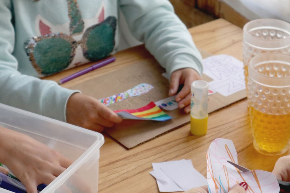 Con las clases suspendidas, los especialistas recomiendan armar estructuras de ocio recreativo que los ayuden a organizar el día