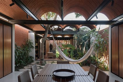 "Con las construcciones vernáculas locales entendimos que el espacio predilecto en una vivienda es el intermedio, escenario para recibir y compartir", dicen sobre este proyecto para un amigo, llamado "Casa Intermedia".