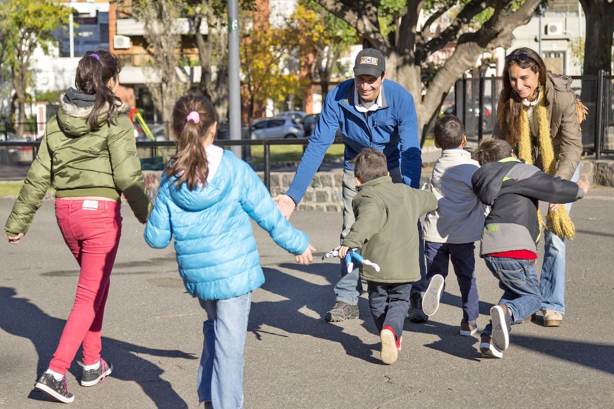 Con las convocatorias públicas, los jueces buscan posibles padres para grupos de hermanos, preadolescentes o niños con problemas de salud; hay 237 llamados abiertos y son cada vez más frecuentes