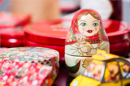 Con las latas Mamuschka transformó sus chocolates en obsequios por excelencia: mitad dulce, mitad adorno.