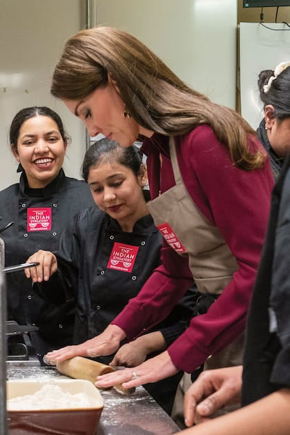 Con las manos en la masa. Kate aprendió a hacer roti, un pan plano típico de la cocina india.