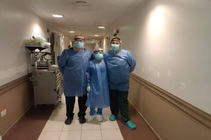 Con las máscaras en la terapia intermedia del hospital Español