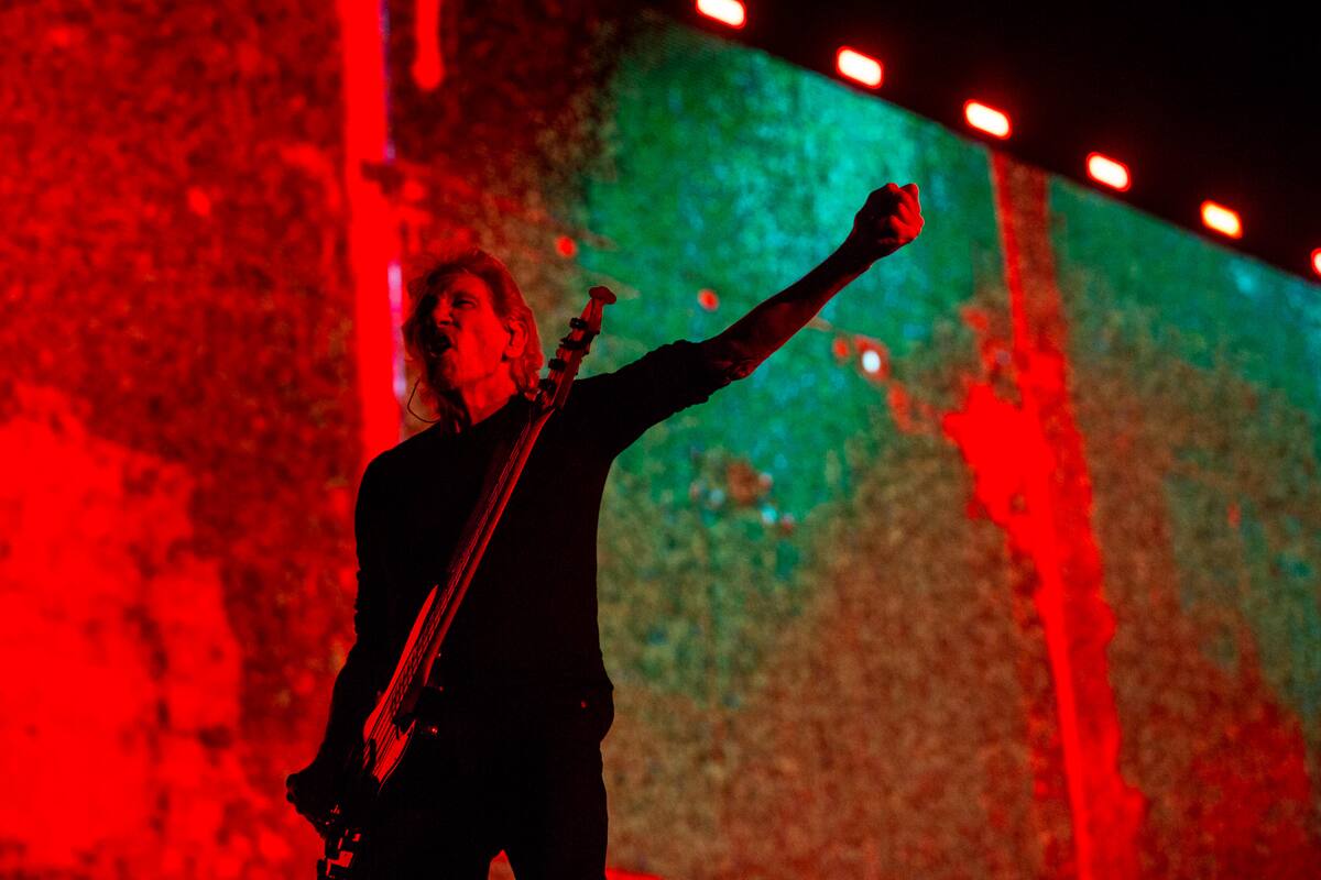Con las mismas obsesiones que lo acompañan desde los días que empezó a tomar las riendas de Pink Floyd, el bajista y cantante volvió a Buenos Aires y llamó a resistir en los momentos más políticos del concierto