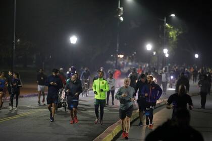 Con las nuevas medidas gran cantidad de personas salieron a correr el lunes después de las 20 por los bosques de Palermo