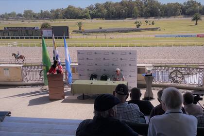 Con las pistas de Maroñas de fondo, mientras varean los caballos, Alfredo Gaitán Dassie responde a las preguntas sobre Emerit Craf, su yegua en el GP Ciudad de Montevideo (G1).