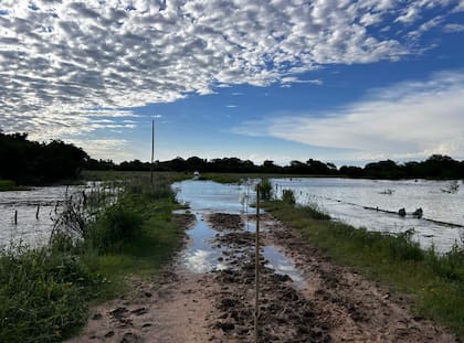 Con las precipitaciones de esta semana, los caminos rurales quedaron intransitables y muchas rutas troncales de acceso a diferentes parajes también se inhabilitaron por roturas de pavimento, por lo que la gente de la zona, más allá de lo productivo, quedó asilada