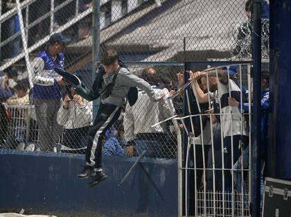 Con las puertas cerradas, los hinchas se vieron obligados a romper alambrados para escapar de los gases