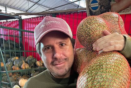 Con las redes sociales como coequiper y, con su seudónimo “El guiso de bagre”, en el que se denomina como emprendedor, hombre de la tierra y artesano, empezó a publicar uno a uno los dulces caseros que fabricaba en su cocina, sin saber que se convertirían rápidamente en un boom de pedidos