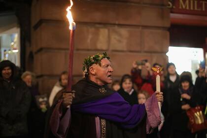 Con las sentenciosas palabras del emperador Domiciano, se da inicio al desfile de las Saturnales.