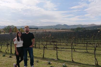 Con las Sierras Chicas de fondo, Daniela Martinelli y Milenko Stusek dirigen la producción en la bodega Vista Grande