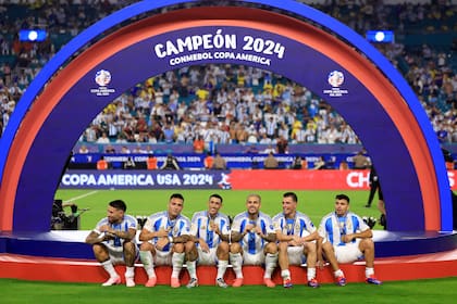 Con Lautaro Martínez, Ángel Di María, Leandro Paredes, Lo Celso y Marcos Acuña, ya campeón de Estados Unidos 2024; como Lionel Messi, Otamendi es uno de los dos integrantes de los planteles que perdieron tres finales en años consecutivos y se mantienen en la selección, en la hora más gloriosa.