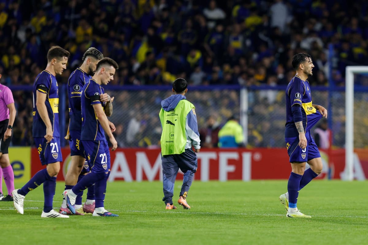 Con Leandro Paredes a la cabeza, el plantel se retiró entre silbidos tras la eliminación en la Copa Libertadores