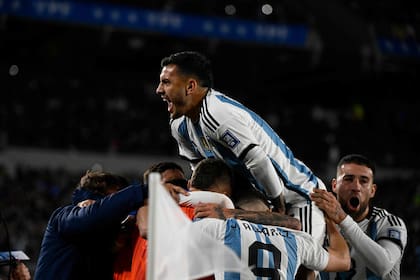 Con Leandro Paredes arriba de todos, la selección argentina celebra el gol de Lionel Messi, que significó el triunfo