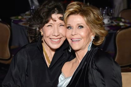 Con Lily Tomlin, su coprotagonista en la serie de Netflix, Grace y Frankie