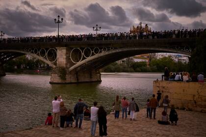 Con lluvia o sol, las emociones están a flor de piel en las procesiones de Semana Santa en Sevilla