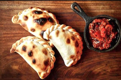 Con lomo cortado a cuchillo y sofrito de tomates, verdeo y manteca para la opción de empanada de El Mercado