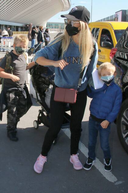Con look cancherísimo, gafas de sol y cap para intentar pasar inadvertida, Luisana empuja el cochecito de Vida con la ayuda de sus hombrecitos, Noah y Elías.