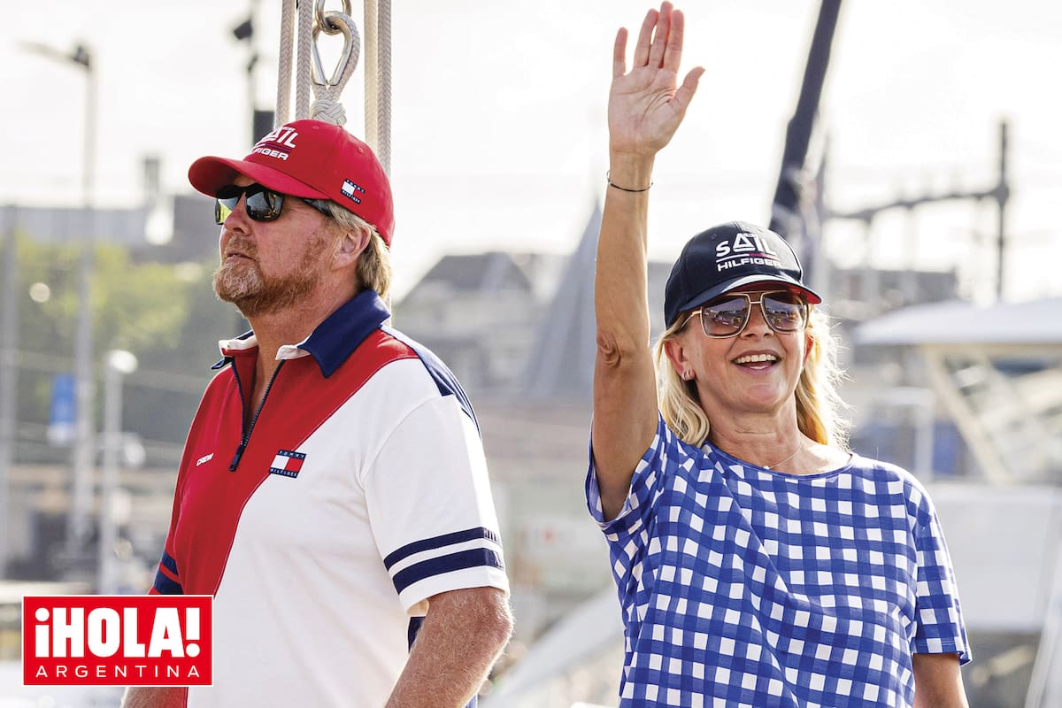 Con look casual, que incluía remera de Tommy Hilfiger y cap de la organización del festival, Su Majestad participó acompañado por su cuñada, la princesa Mabel, viuda de su hermano Friso