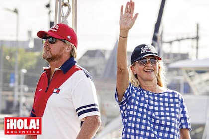 Con look casual, que incluía remera de Tommy Hilfiger y cap de la organización del festival, Su Majestad participó acompañado por su cuñada, la princesa Mabel, viuda de su hermano Friso