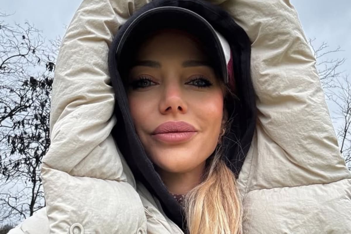 Con look invernal: Evangelina Anderson fue a ver a su hijo Bastian jugar en las inferiores de River Plate