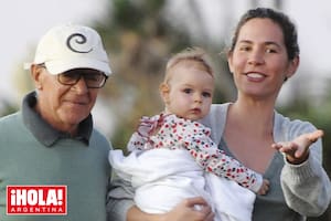 Con looks casuales y algo de abrigo para protegerse del frío, la pareja disfruta de la playa frente a su casa, Nuestro Amor II