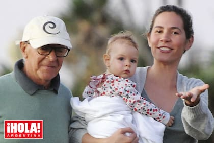 Con looks casuales y algo de abrigo para protegerse del frío, la pareja disfruta de la playa frente a su casa, Nuestro Amor II