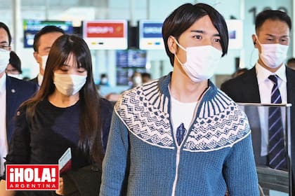 Con looks relajados, barbijos y custodia, el domingo 14 de noviembre la pareja dejó su tierra natal y abordó en Tokio un vuelo con
destino a Manhattan.