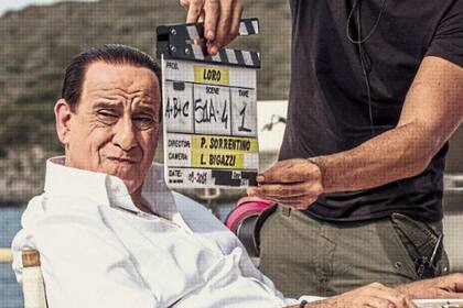 Con Loro, el ganador del Oscar por La gran belleza busca retratar el ascenso y la caída del magnate mediático italiano; en Cannes iniciaría su exhibición por los festivales