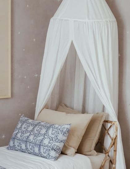 Con los almohadones correctos, una cama puede realzar por completo su gracia.