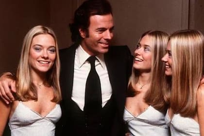 Con los años, alrededor de esa convivencia de giras circuló la “leyenda” de que el cantante tenía un amor platónico, especialmente vinculado a María Laura