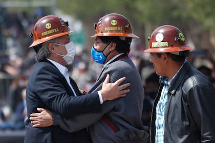 Con los cascos de trabajo de los mineros bolivianos, se abrazaron en medio del puente fronterizo que conecta la ciudad argentina de La Quiaca con la ciudad boliviana de Villazón