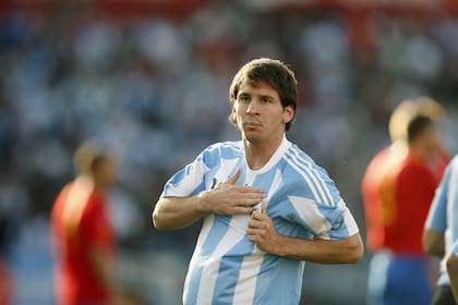 Con los colores en la piel. El 7 de septiembre de 2010 no fue un partido más para Messi: España, motivo de burlas al "chavalito" estaba enfrente