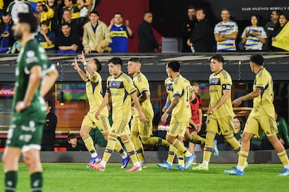 Con los dedos índices señalando el cielo, Alan Velasco celebra su gol a Sarmiento, de Junín; Boca dejó buenas sensaciones en el primer partido oficial del segundo semestre