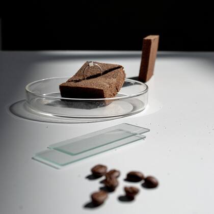 Con los desechos del café Etimo crea, además de tazas, packaging para joyería; la intención es reinventar este producto para fabricar revestimientos para acustizar bares