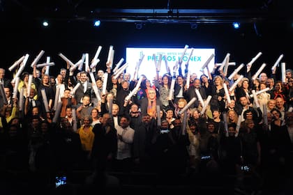 Con los diplomas en alto, los artistas reunidos en los premios Konex