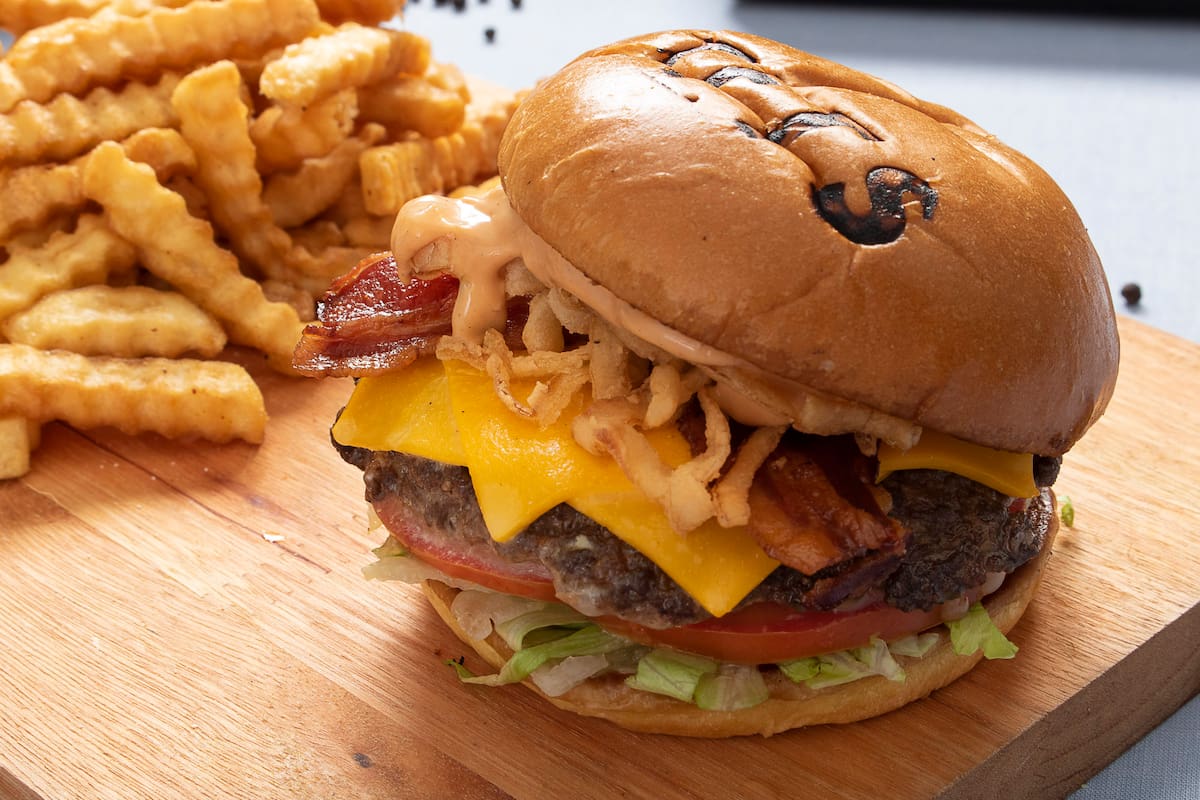 Con los fuegos a toda máquina y un line up de música y show, hoy se elige la mejor hamburgesa nacional en el Burguer Palusa de Belgrano.