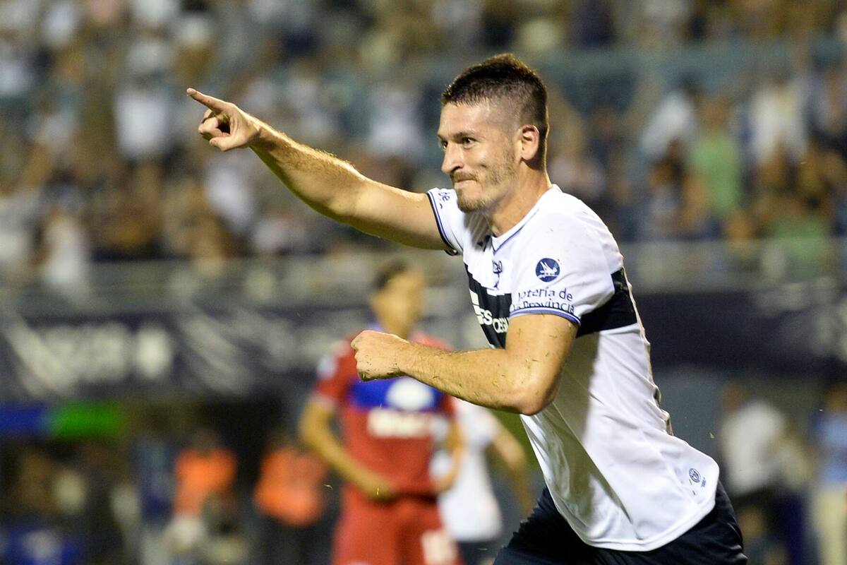 Con los goles de Coronel (foto) y Gómez, el Lobo hizo la diferencia en el final; Faravelli y Silveira habían marcado en la igualdad parcial