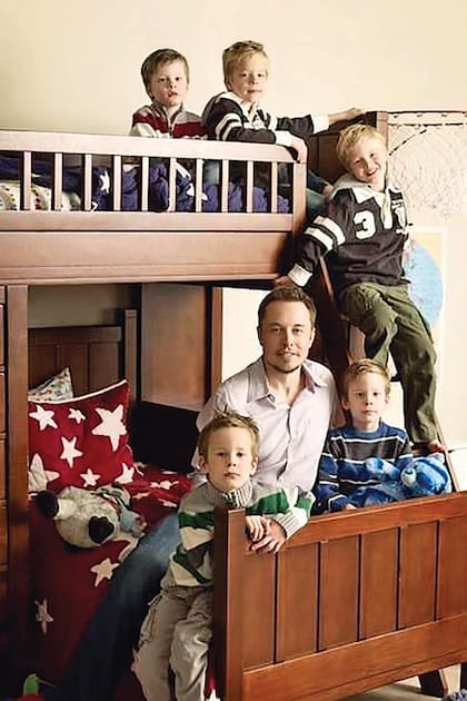 Con los mellizos Griffin y Xavier (nacidos en 2004), y los trillizos Damian, Saxon y Kai (2005).
