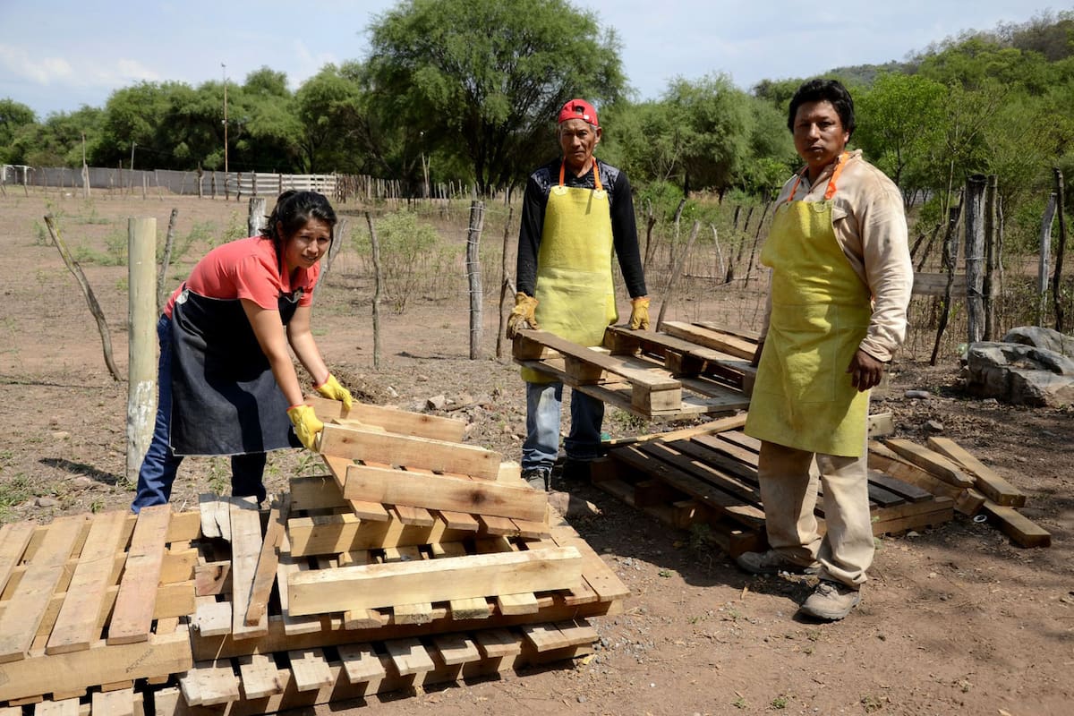 Con los pallets de madera descartados fabrican mesas, sillas y bancos