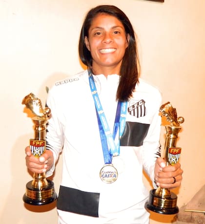 Con los premios 2016 de goleadora y mejro delantera