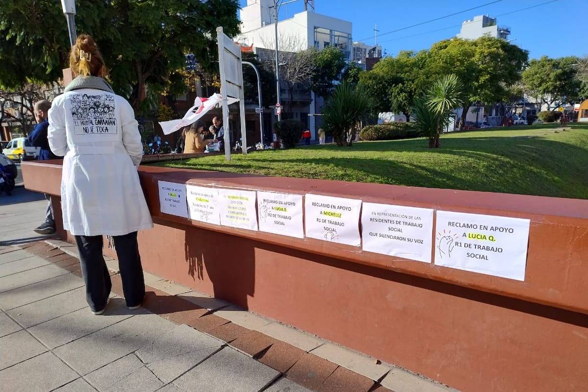 Con los residentes en sus puestos, el reclamo continúa en el acceso del Hospital Garrahan