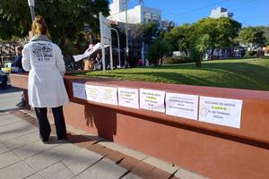 Con los residentes en sus puestos, el reclamo continúa en el acceso del Hospital Garrahan