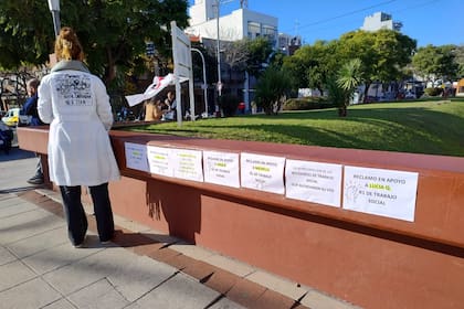 Con los residentes en sus puestos, el reclamo continúa en el acceso del Hospital Garrahan