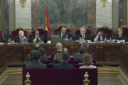 Con los siete magistrados en su sitial y los doce políticos del independentismo catalán en el banquillo comenzó el proceso judicial