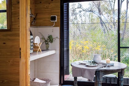 Con los únicos cerámicos fuera de la vista, la mesada toma el lateral de la estrecha cocina.