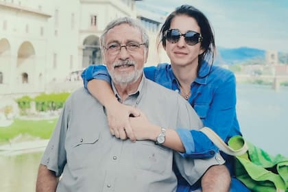 Con Luis Brandoni, en un viaje que hicieron a Italia. “En los once años que llevamos juntos, hemos estado más distantes en algunos momentos y más unidos en otros, como toda pareja. Disfrutamos de nuestras salidas, que son sencillas. Somos familia”, cuenta sobre su relación con el actor y político.