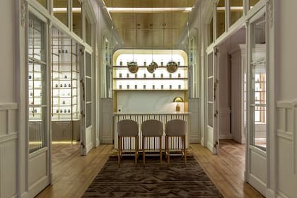 Con luminarias de estilo Bauhaus y detalles en Tecton blanco, una barra ofrece café y tragos a los visitantes.