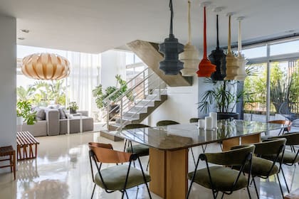 Con madera, color tierra y verdes, Chalu compensó el efecto de los pisos microcemento laqueado.