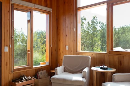 Con maderas provenientes de bosques reforestados y grandes ventanales que integran el paisaje, las cabañas fueron diseñadas con el menor impacto medioambiental